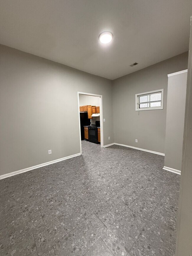 Building Photo - 3-BED 1-BATH SINGLE FAMILY HOME