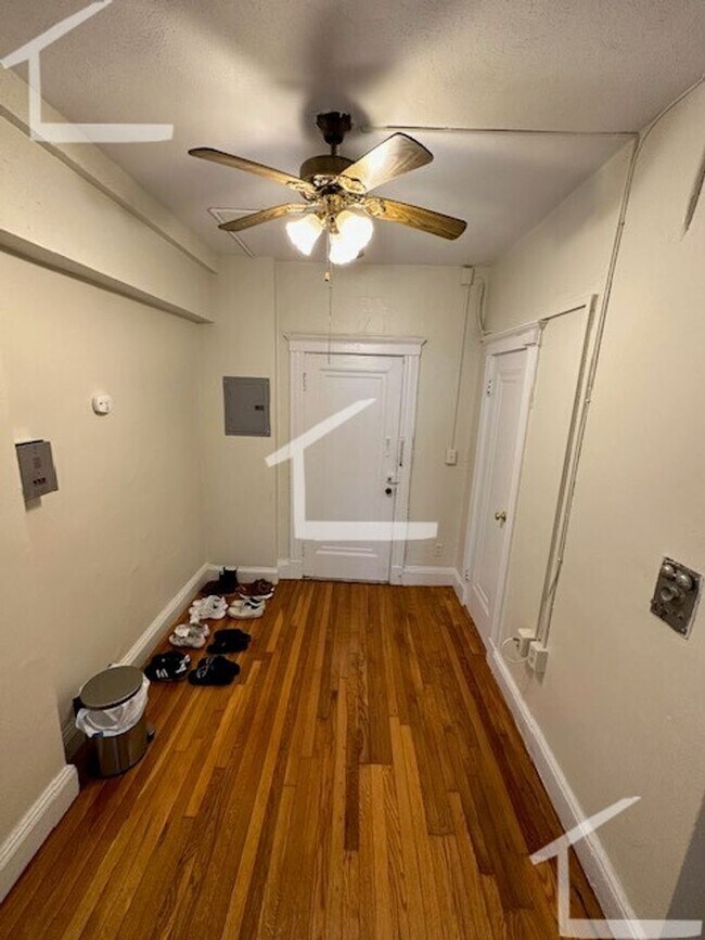 Building Photo - Gorgeous renovated studio with great location in Brighton available NOW!!