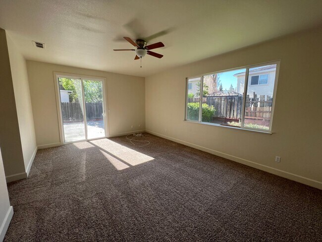 Building Photo - 1667 Greenbrier Rd - Gateway 95691