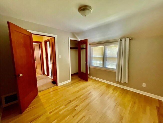 Foto del edificio - 2727 Hall St