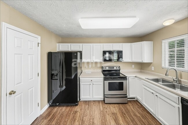Building Photo - 2315 Hayward Ln
