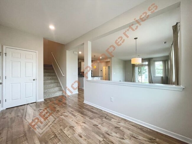 Building Photo - Beautiful 4 Bedroom 2.5 Bathroom End Unit ...
