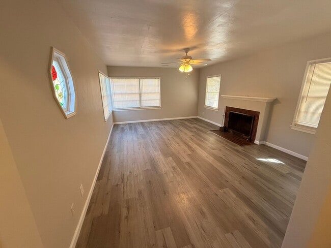 Building Photo - 2nd St., 829-831