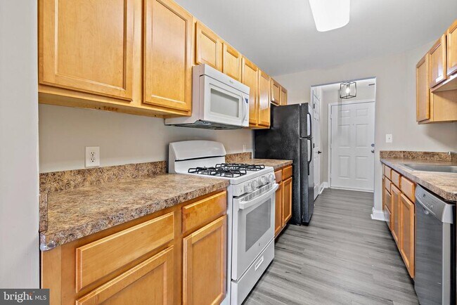 Building Photo - 6520 Lake Park Dr