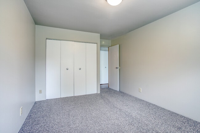Bedroom Closet - Richmond Hills Apartments