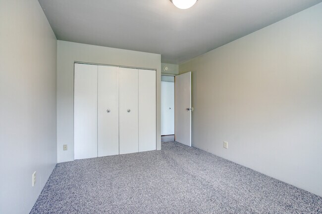 Bedroom Closet - Richmond Hills Apartments