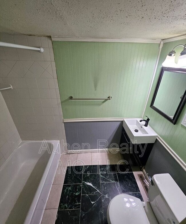 Building Photo - 3931 NE Hill Haven Rd