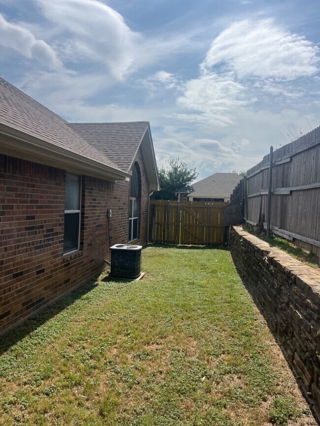 Foto del edificio - 3 Bedroom 2 bath Duplex! Curtis elementary...