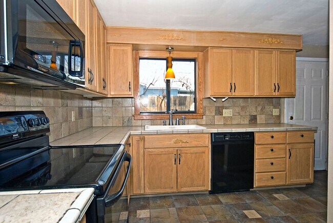 Foto del edificio - Spacious 4-Bedroom Home in the Heart of Midtown