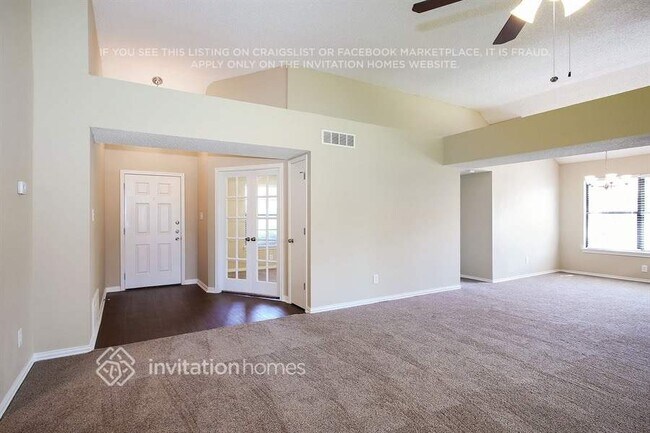 Foto del edificio - 4800 Hollow Tree Dr