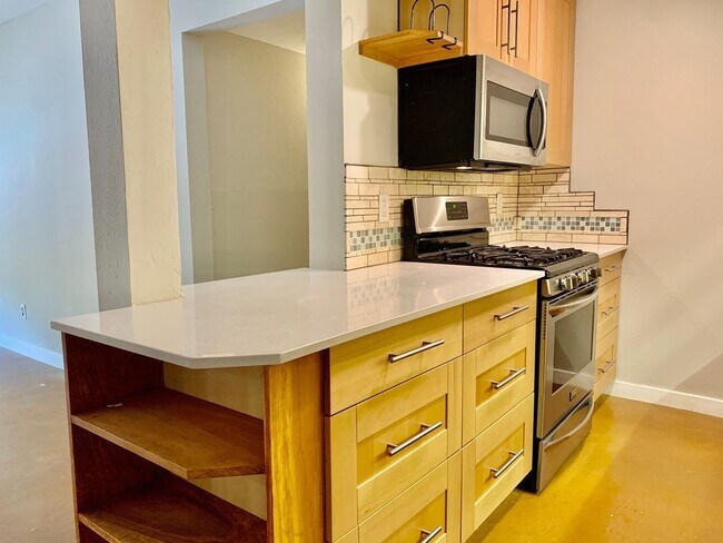 Foto del edificio - Urban Oasis: Stylish 2BR Condo in the Hear...