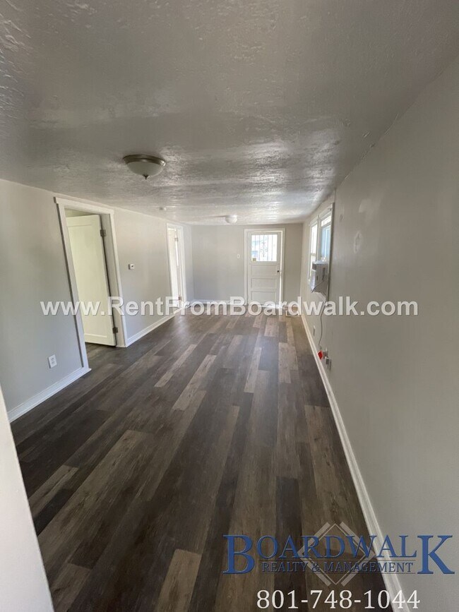 Building Photo - 2725 S Lake St