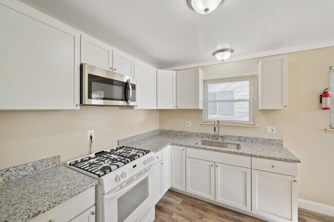 Building Photo - Updated 3 Bedroom Ranch with Basement!!
