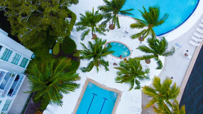 Complex cuenta con dos grandes piscinas y un jacuzzi - 750 NE 64th St