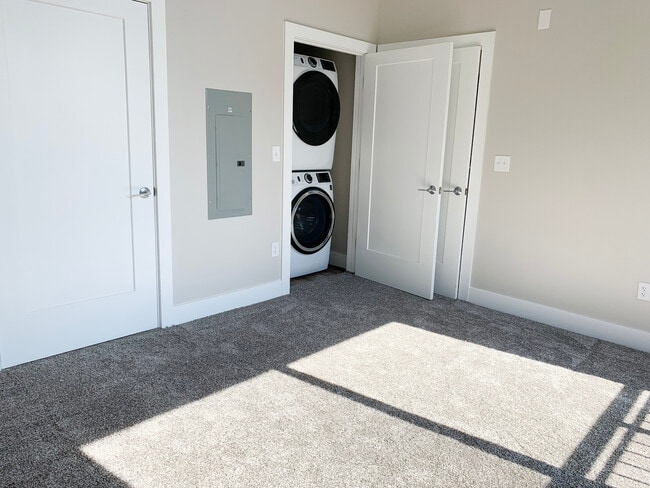 Apartment w/ Vaulted Ceiling - Mcknight Flats