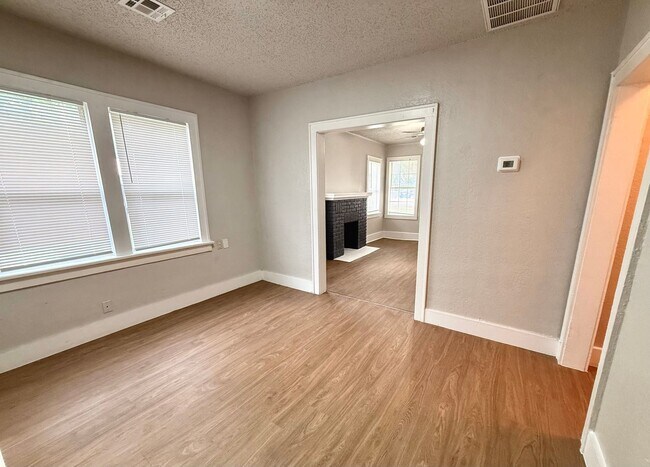 Building Photo - Large 2BD 1BA Duplex with Located in Histo...