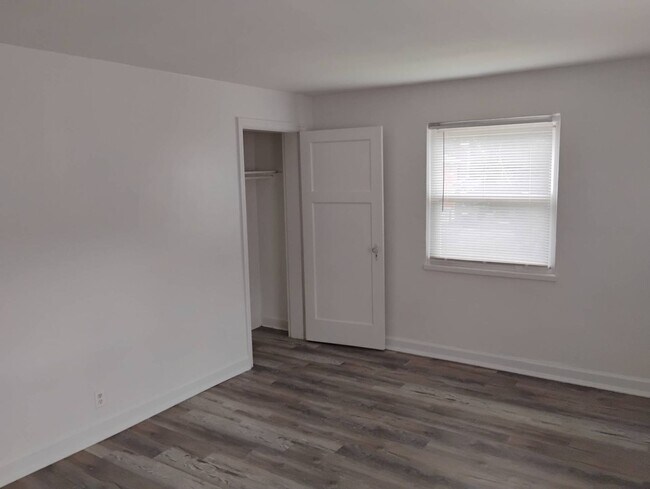 Building Photo - 238 E Beechwood Ave
