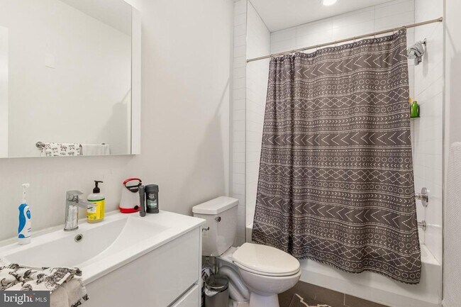 Building Photo - 381 Martin St