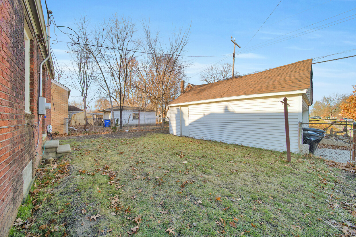 Building Photo - 8550 Outer Dr W