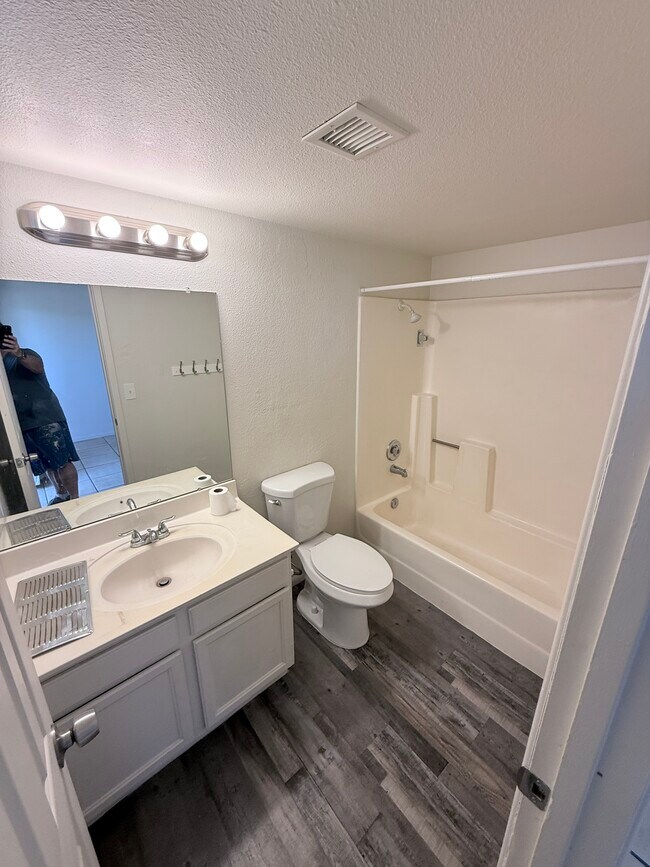 Foto del edificio - 9966 E Birchwood Ave