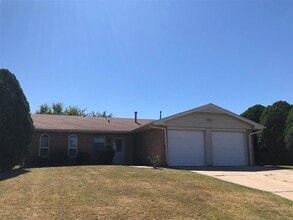 Building Photo - 5510 NW Cottonwood Dr