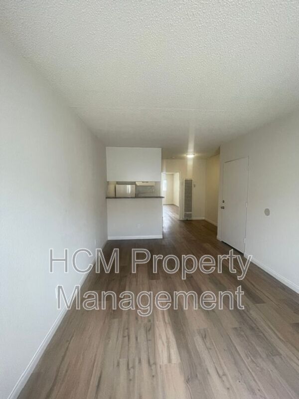 Foto del edificio - 8240 Whitsett Ave