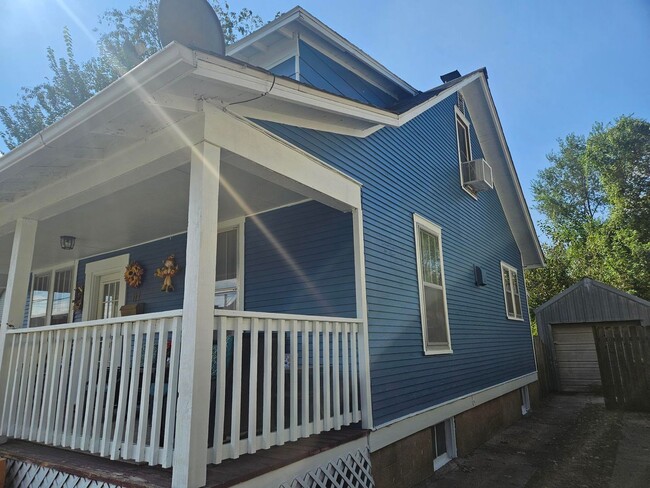 Building Photo - 2BR-2BA Single-Family House - Washington M...