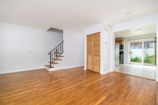 Foto del edificio - 77 Webb Ave