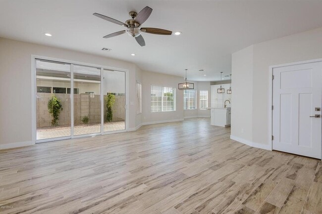 Foto del edificio - 3240 E Pinchot Ave