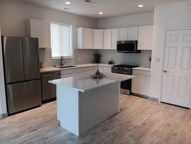 Foto del edificio - Newly-renovated 3 bedroom, 2 bathroom in Los Lunas! All new appliances! HUGE yard! Showings avail...