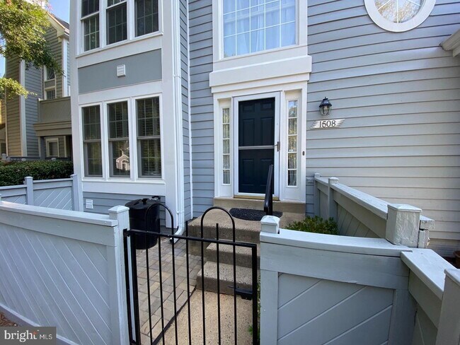 Foto del edificio - Inviting Townhome Living in Desirable Reston Community
