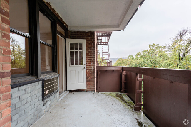 BALCONY 1BR - Trevor Park Terrace