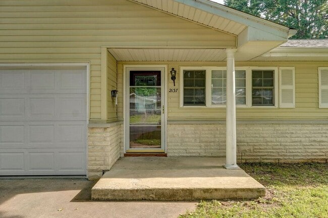 Foto del edificio - 2137 E Madison St