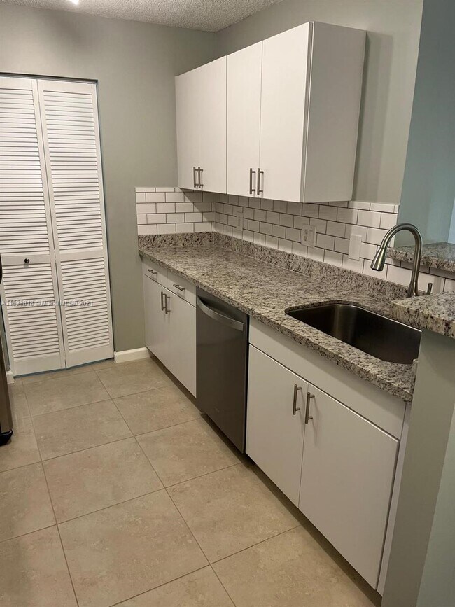 Foto del edificio - 4820 N State Rd 7