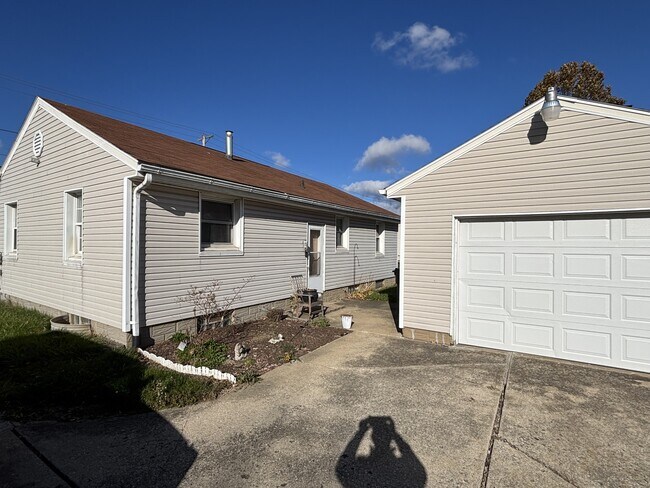 Foto del edificio - 3308 Harmont Ave NE