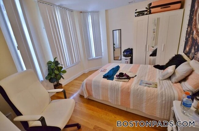 Foto del edificio - 90 Westland Ave