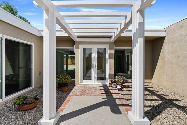 Foto del edificio - REMODELED 4 BD/3.5 BA RANCH STYLE HOME IN DOVER SHORES