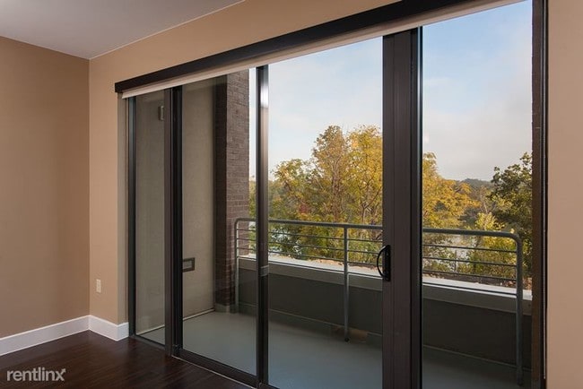 Building Photo - 1500 E Side Dr