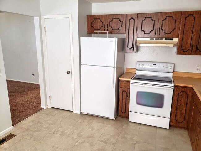 Building Photo - 2 Bedroom 1 Bath in Apartment in Salt Lake...