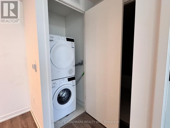 Building Photo - 28 Interchange Wy