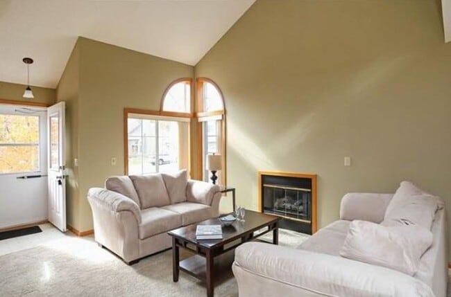 Building Photo - Very spacious *3Bed*1.5Bath Town Home in A...