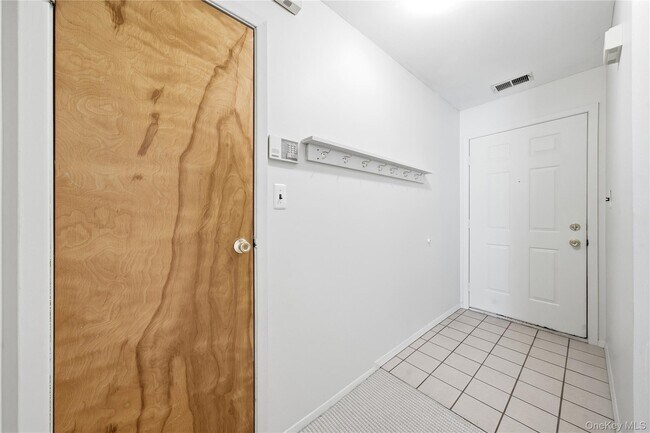 Building Photo - 5 Greenmeadow Dr