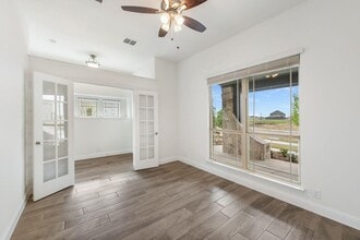 Building Photo - 804 Sedona St