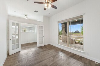 Building Photo - 804 Sedona St