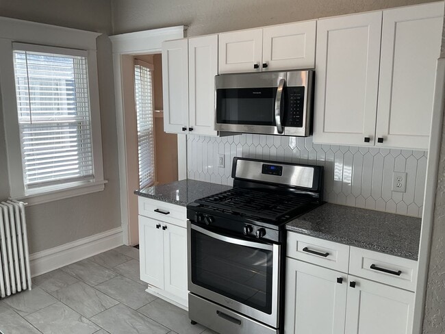 Foto del edificio - Beautifully Updated 4 BR/2 BA Upper-Level Duplex in Minneapolis with 2-Car Garage!