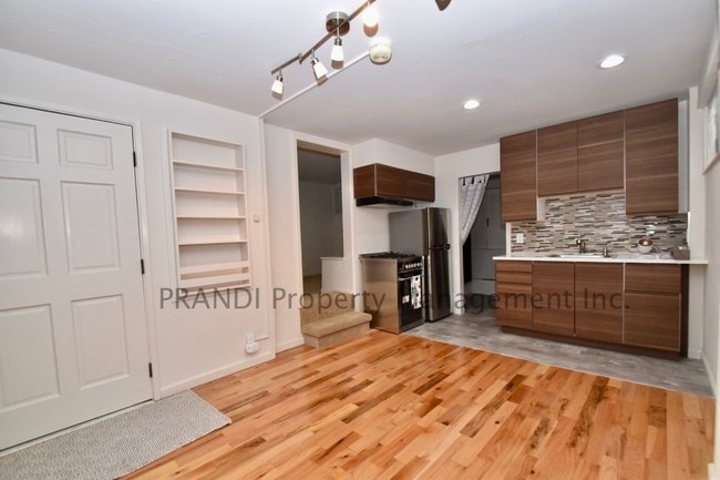 Building Photo - Available Now  Charming Junior 1 Bedroom