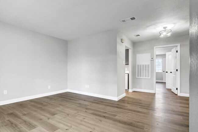 Building Photo - 2045 Dowlen Rd