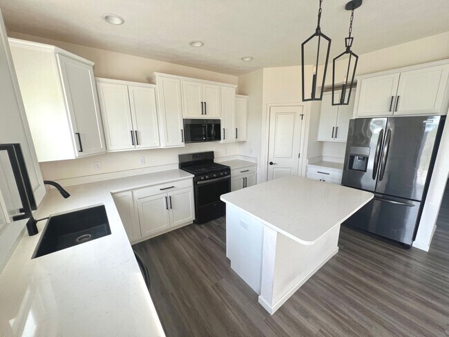 Building Photo - 6370 Shale Crescent Dr