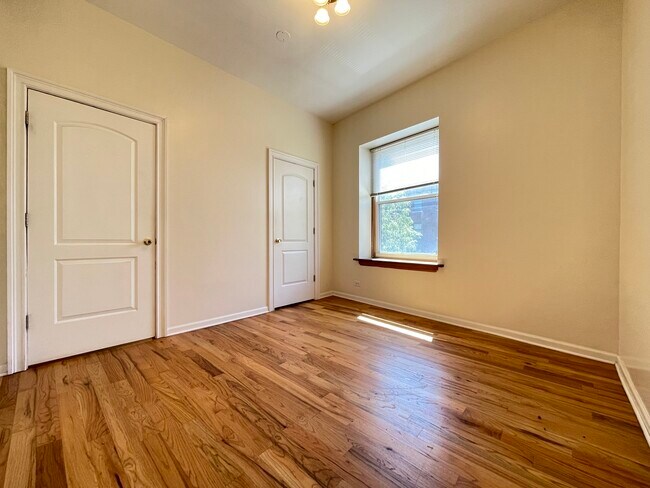 Building Photo - 1410 W Wilson Ave