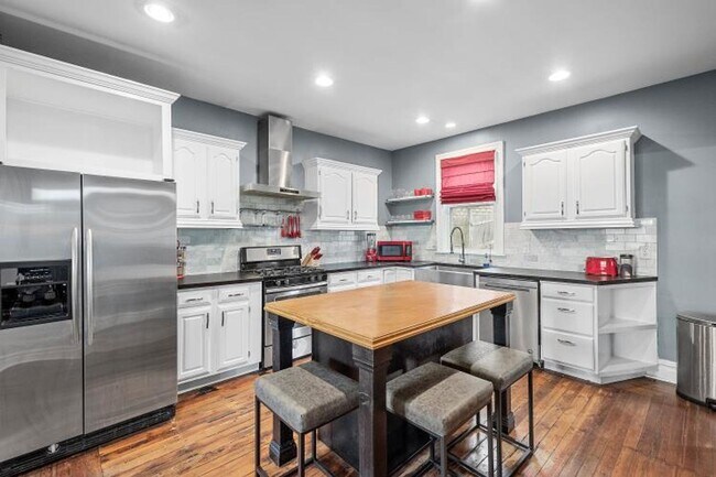 Foto del edificio - Updated 4 bedroom on quiet street in Beech...